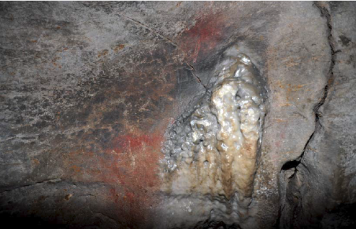 Trazos rojos en el panel del fondo de la cueva de Aitzbitarte IV